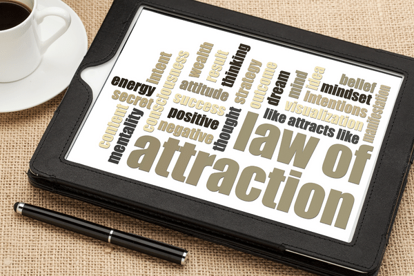Explorer la loi de l’attraction et comment elle peut vous aider à atteindre le succès